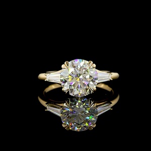 Bague de mariage classique en or 14 carats pour femme, avec trois pierres baguette coniques, diamant de laboratoire certifié IGI de 2,5 carats, taille brillant - Product Image 1