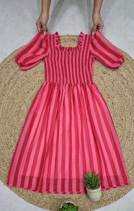 Vestido de Gasa con Escote Cuadrado y Mangas Abullonadas Meadow Bloom Smocked, Largo hasta la Rodilla, Estilo Casual con Dobladillo Acampanado Flora Grace - Product Image 2