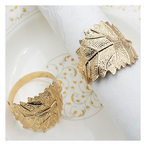 Ensemble d'anneaux de serviette en métal finition or de luxe pour une mise en scène élégante de table de mariage et une décoration de table raffinée - Product Image 1