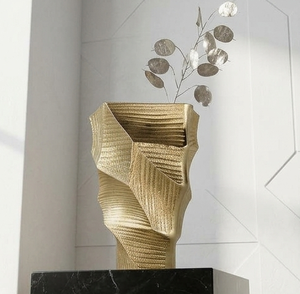 Wohnaccessoires Geometrische Goldene Metallvase mit Geripptem Facettiertem Design und Getrockneter Silberner Lunaria - Product Image 1