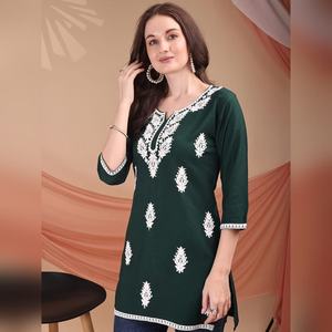 Kurta courte pour soirée d'hiver en pur coton avec broderies riches, mode féminine moderne, vente en gros à bas prix - Product Image 1