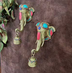 Paire de têtes d'éléphants décoratives murales en laiton, ornées d'une incrustation de pierres rouges colorées, avec une petite clochette dans le bec. - Product Image 1