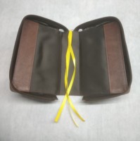 Couvertures personnalisées en cuir pour Bibles, Corans et livres d'histoires, avec fermeture éclair élastique réglable, sécurisées et durables, et pochettes à ruban pour menus et livrets.