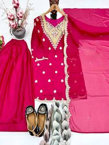 Conjunto Sharara de Seda Estilo Pakistaní de Moda con Bordado Intenso en el Escote, Kurti Corto y Pantalón Palazzo, Ideal para Bodas Indias y Fiestas Étnicas - Product Image 2