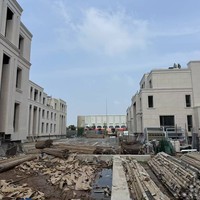 Dalles rainurées en pierre calcaire beige classique, pose sèche, perçage sur mesure pour panneaux de façade extérieure de villa