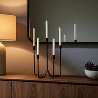 Candelabro de Metal Martillado de Estilo Vintage con Múltiples Brazos para Velas Cónicas, Candelabro Escultural Contemporáneo de Bronce