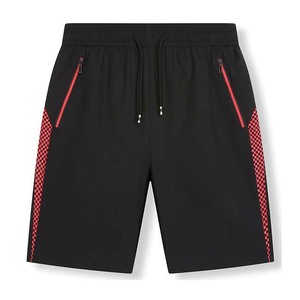 Shorts de sport noirs pour hommes avec empiècements latéraux à carreaux rouges, taille à cordon de serrage, séchage rapide, longueur Bermuda, fermetures éclair décoratives - Product Image 2