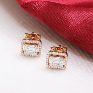 Boucles d'oreilles clous en or rose massif 18 carats avec diamants naturels taille baguette et halo carré, bijoux fins, Memoria Jewels - Product Image 5
