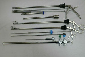 Ensemble de 29 instruments chirurgicaux laparoscopiques réutilisables en acier et plastique, comprenant pince, cuillère, écarteur en éventail, par Mahfooz Instruments - Product Image 6