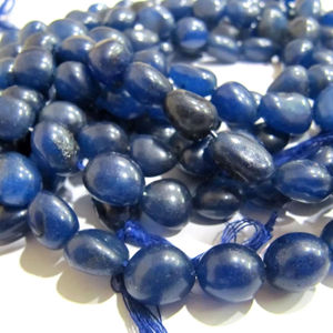 Perles en saphir teinté, forme de pépite, 10 à 15 mm, brin de 15 pouces - Product Image 4