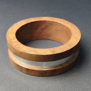 Bracelet en bois bicolore moderne avec incrustation en métal argenté poli - Bracelet géométrique en bois durable - Minimaliste et écologique - Product Image 2
