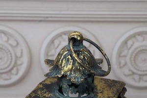 Lanterne en métal doré de style vintage avec panneau en verre pour réceptions de banquet et centres de table de luxe – Vente en gros depuis l'Inde - Product Image 4