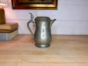 Jarra de Crema Antigua con Tapa en Tono Estaño — Jarra de Crema Metálica con Tapa Abatible y Pátina - Product Image 3