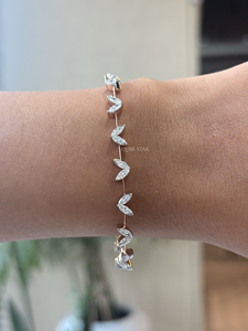กำไลข้อมือรูปใบไม้ประดับเพชรทรงมาร์คีส์ 14 กะรัต รุ่น Elegant QUBE STAR น้ำหนัก 2.05 กะรัต ได้รับการรับรองจาก IGI ดีไซน์ลายดอกไม้ แรงบันดาลใจจากธรรมชาติ เหมาะสำหรับใส่ทุกวัน - Product Image 1