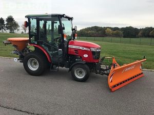 Tracteur agricole compact 4x4 Massey Ferguson 1735M d'occasion 2022, 2 roues motrices, 45 CV, transmission par engrenages, pompe haute performance, garantie 1 an, vidéo - Product Image 3