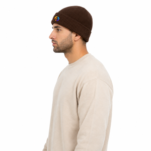 Gorro de punto para hombre diseñado con tejido suave, ajuste cómodo, cobertura cálida y textura acanalada para atuendos casuales de invierno y actividades al aire libre. - Product Image 4