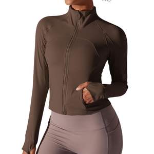 Chaqueta de yoga transpirable para mujer, negra con ribetes blancos, corte ajustado, manga larga, cuello simulado, cremallera frontal completa, con logo, para entrenamiento deportivo y gimnasio. - Product Image 5