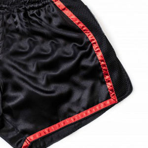 กางเกงชกมวย MMA สำหรับผู้ชาย แบบสั่งทำ สีดำล้วน แถบแดง ผ้าซาติน เอวยางยืด ระบายอากาศได้ดี สวมใส่สบาย ผลิตจากโพลีเอสเตอร์ 100% น้ำหนัก 220 กรัม สำหรับผู้ใหญ่ - Product Image 4