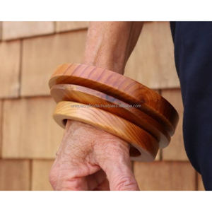 Venta al por mayor contemporáneo fusión brazaletes de madera pulidos con diseño de arte abstracto para la exportación - Product Image 1