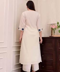 Ensemble Kurta moderne pour femme en rayonne brodée blanche, manches trois quarts, pantalon et dupatta en Chanderi, séchage rapide, idéal été/hiver pour les fêtes - Product Image 5