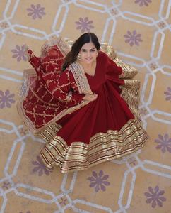 栗色奢华花朵图案刺绣设计师礼服，搭配配套围巾，仿花朵阿纳卡利礼服，带围巾 - Product Image 3