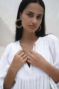 Hermoso Vestido Kyra de Gasa Blanca Hecho a Mano en una Silueta Maxi, con la Suavidad y el Tono Clásico más Delicado - Product Image 6