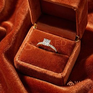 แหวนโรสโกลด์ 14K ทรงเจ้าหญิงสุดโรแมนติก |   แหวนหมั้นทรงสี่เหลี่ยมสไตล์วินเทจแบบไม่มีวงแหวนล้อม |   แหวนทองชมพูสำหรับวันครบรอบ - Product Image 2