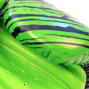 ถุงมือชกมวยรุ่นล่าสุด ขายส่ง OEM ออกแบบเองได้ สีเขียวและดำ ถุงมือคู่สำหรับมวยไทยและคิกบ็อกซิ่งแบบมืออาชีพ พร้อมสายรัดแบบ Hook & Loop สำหรับยิม - Product Image 6