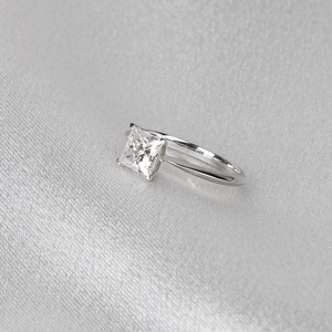 แหวนเพชรทรงปรินเซสคัท 1 กะรัต สวยหรู ได้รับการรับรองจาก IGI เพชรเพาะเลี้ยงในห้องปฏิบัติการ แหวนทองคำขาว 14K สำหรับหมั้นและแต่งงาน เครื่องประดับสำหรับผู้หญิง - Product Image 5