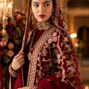 Lehenga Choli de mariée en velours épais avec broderie Zari dorée et pierres, et dupatta en filet mono, par Royal Exports - Product Image 3
