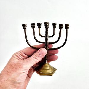 Menorah de Latón Duradero Hecha a Mano, Portavelas Judío Tradicional, Elegante Menorah de Hanukkah para Ceremonias Religiosas - Product Image 1