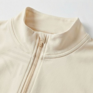 Ensemble de sport deux pièces sans coutures pour femme – Soutien-gorge de sport et leggings personnalisés pour l'entraînement, le yoga et le fitness – Tenue de sport à fort impact et flexible - Product Image 4