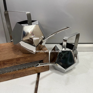 บัวรดน้ำเหล็กทรงหกเหลี่ยม ทนสนิม แข็งแรง ทนทาน ความจุ 1.3 ลิตร สีเงินขัดเงา ดีไซน์ปรับแต่งได้ สำหรับบ้านและสวน - Product Image 1