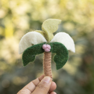 Adorno de árbol de coco de fieltro de lana hecho a mano, mini árbol de fieltro, decoración de paisaje tropical, colgante para niños, venta al por mayor a granel - Product Image 6