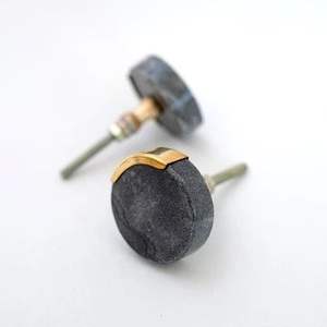 Poignées en bois à finition lisse pour armoires et tiroirs, accessoires de mobilier d'intérieur classiques, modèle RR202511817 de RR Enterprises - Product Image 5