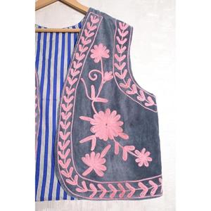 Chaleco Corto de Terciopelo Suzani para Mujer, Hecho a Mano, Bordado, Estilo Bohemio, Ecológico, Transpirable, Diseño de Diseñador, Ropa para Festivales - Product Image 3