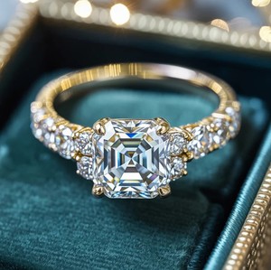 Anillo de Moissanita con Corte Ascher en Plata de Ley 925, Clásico y Atemporal, Anillo de Lujo para Compromiso, Boda y Fiesta - Product Image 1