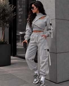 Ensemble de survêtement athleisure gris deux pièces pour femme, haut à capuche court à manches longues et pantalon cargo jogger - Product Image 1