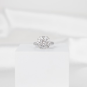 Bague de fiançailles en or blanc 14 carats avec diamant de laboratoire taille princesse 1 carat, couleur F, pureté VVS2, certifié IGI, avec halo et pierres latérales marquise - Product Image 2