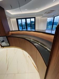 ชุดบาร์หรูหรา Aurum Arc รุ่นปี 2026 เฟอร์นิเจอร์เคาน์เตอร์แบบโมเดิร์นพร้อมไฟ LED สำหรับบ้านพักอาศัย อพาร์ทเมนท์ วิลล่า เป็นมิตรกับสิ่งแวดล้อม ทนทาน - Product Image 3