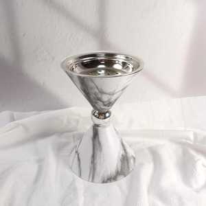 Quemador de Incienso Hexagonal Dorado con Base Dorada, Superficie Blanca, Patrón Dorado, Recorte en Forma de Llama, Cúpula Ventilada, Elegante Pieza para el Hogar - Product Image 2