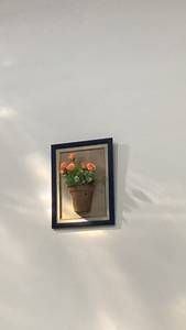 Cadre photo classique en bois rectangulaire à suspendre verticalement avec design artistique de pot de fleurs - Product Image 1