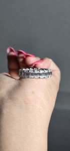 Bague d'éternité en diamant de laboratoire en or blanc 10 carats, diamant de laboratoire taille émeraude, bague de mariage à griffes partagées en U - Product Image 4