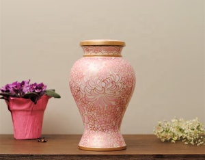 Urna Conmemorativa de Metal con Diseño Floral en Rosa y Acabado Dorado Antiguo, Recipiente para Guardar Cenizas - Product Image 2
