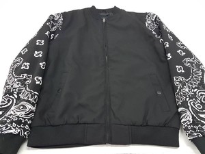 Chaqueta Bomber Negra para Hombre, Cortavientos con Mangas con Estampado Paisley Blanco, Cierre de Cremallera y Múltiples Bolsillos - Product Image 4
