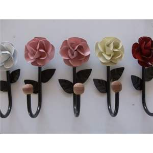 Paquete de 3 Ganchos Florales de Hierro para Montar en la Pared |   Perchero Decorativo de Metal Resistente con Diseño de Flores Verdes, Perchas de Hierro para Entrada y Baño - Product Image 2