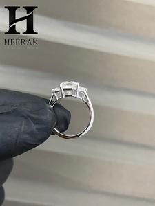 Anillo de Compromiso de Tres Piedras con Diamante Cultivado en Laboratorio con Corte Radiante Certificado por IGI y Anillo Lateral de Diamantes en Forma de Media Luna - Product Image 6