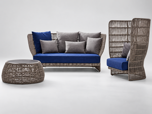Conjunto de Muebles de Jardín de Mimbre Sintético para Exteriores con Cojines Azules, Silla de Respaldo Alto y Mesa de Centro - Product Image 1