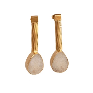 Boucles d'oreilles clous en agate géode blanche druzy, serties de laiton plaqué or, fabrication artisanale, bijoux tendance pour femmes - Product Image 2