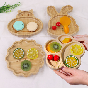Plateau de service en bois à compartiments avec de jolies formes d'animaux et de fleurs, assiette décorative pour collations, fruits et desserts pour la maison, la cuisine et les restaurants - Product Image 1